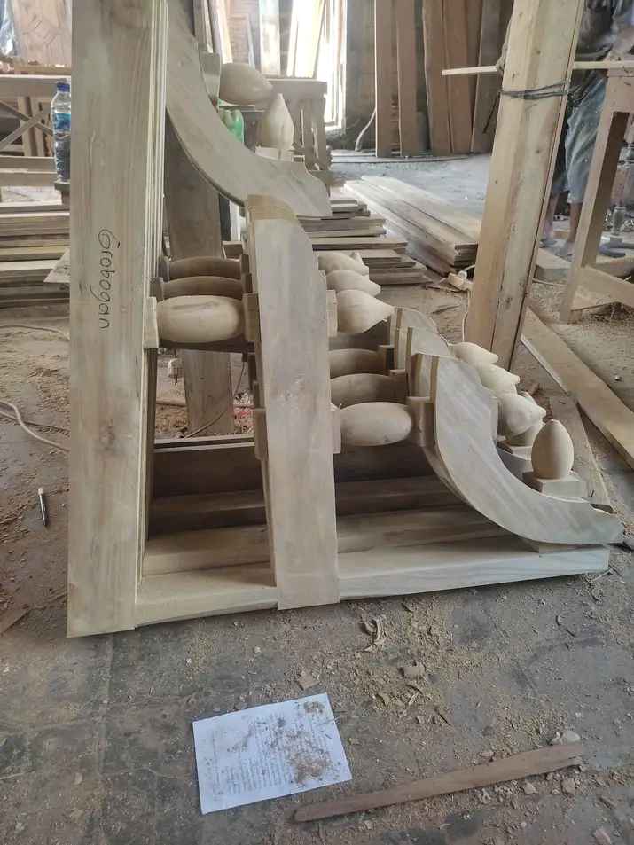 Konsol Kayu Teras